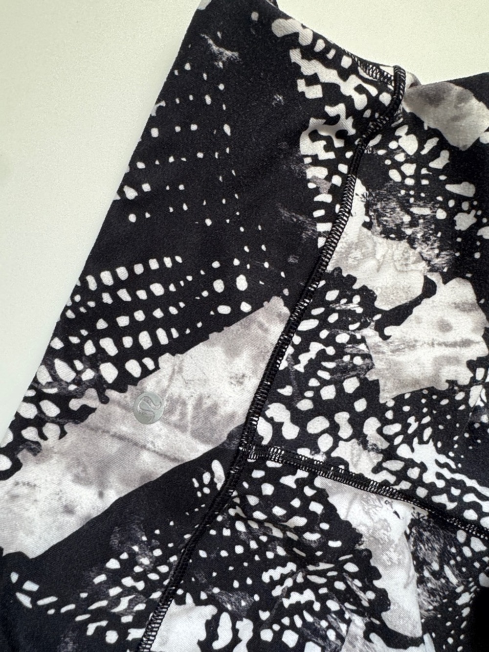 Lululemon Black & White Abstract Print Leggings - Picture 4 of 6